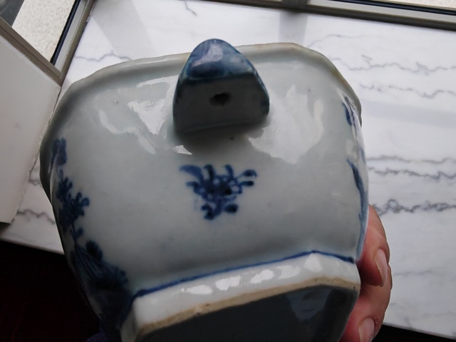 古玩陶瓷青花山水紋蓋盒真品鑒賞圖