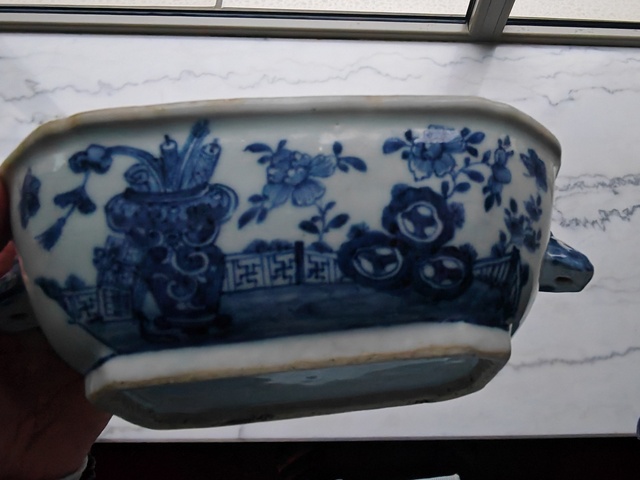 古玩陶瓷青花山水紋蓋盒真品鑒賞圖