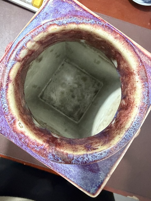 古玩陶瓷紅釉琮式瓶真品鑒賞圖