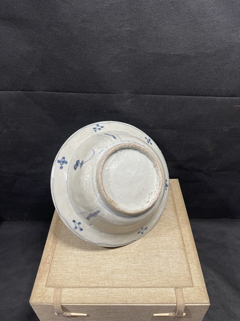 古玩陶瓷青花開窗花鳥紋折沿湯碗真品鑒賞圖