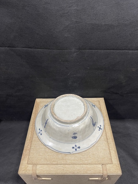 古玩陶瓷青花開窗花鳥紋折沿湯碗真品鑒賞圖