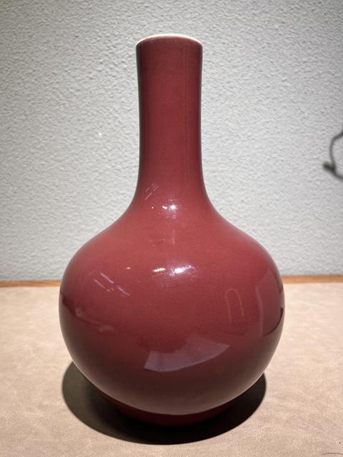 古玩陶瓷霽紅釉天球瓶真品鑒賞圖