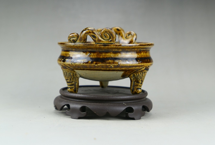 古玩陶瓷精品:明代晚期紫金釉雙耳三足爐（文房雅器）拍賣，當前價格380元