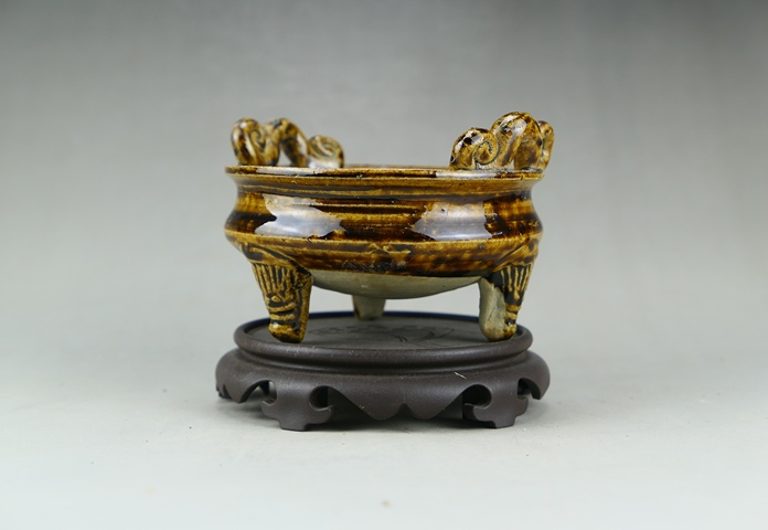 古玩陶瓷精品:明代晚期紫金釉雙耳三足爐（文房雅器）拍賣，當前價格380元