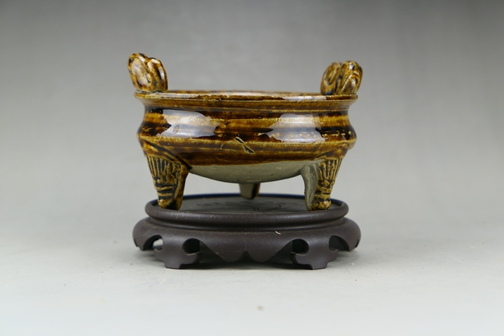 古玩陶瓷精品:明代晚期紫金釉雙耳三足爐（文房雅器）拍賣，當前價格380元