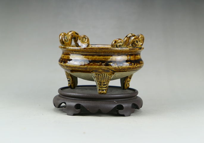 古玩陶瓷精品:明代晚期紫金釉雙耳三足爐（文房雅器）拍賣，當前價格380元