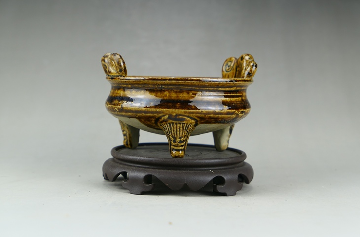 古玩陶瓷精品:明代晚期紫金釉雙耳三足爐（文房雅器）拍賣，當前價格380元