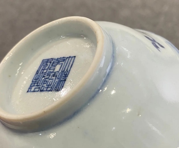 古玩陶瓷青花纏枝花卉紋花口盤真品鑒賞圖