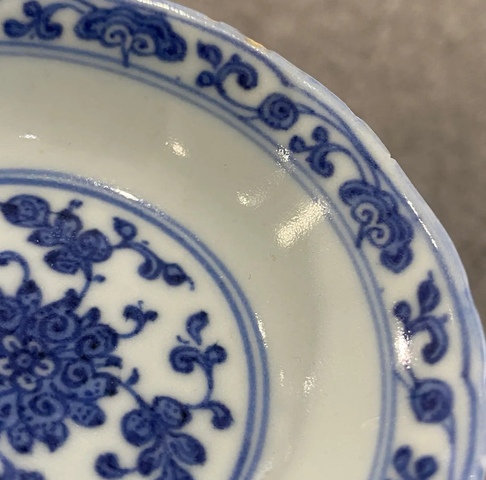 古玩陶瓷青花纏枝花卉紋花口盤真品鑒賞圖