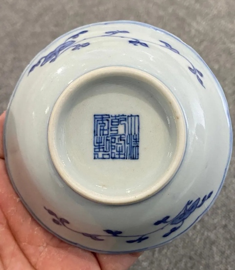 古玩陶瓷青花纏枝花卉紋花口盤真品鑒賞圖