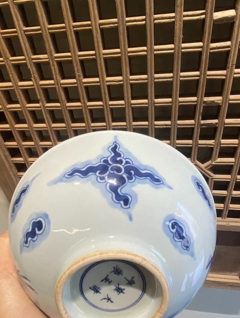 古玩陶瓷現(xiàn)代仿雍正青花過墻龍碗真品鑒賞圖