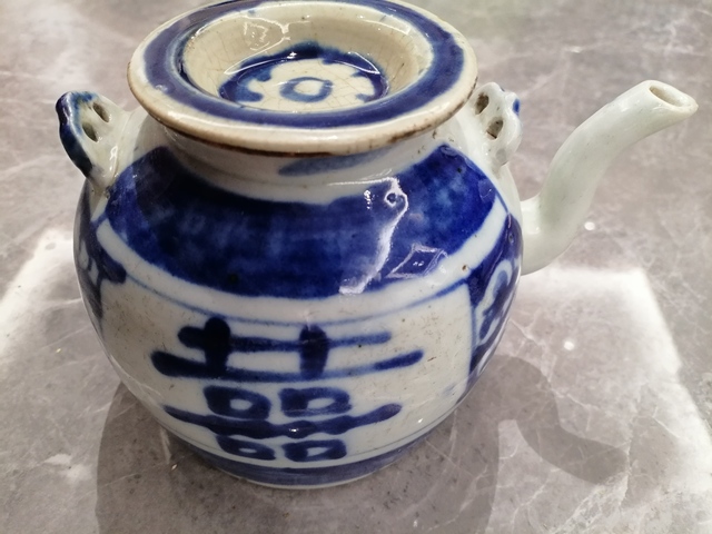 古玩陶瓷清中晚?青花喜字紋茶壺拍賣，當(dāng)前價格1980元