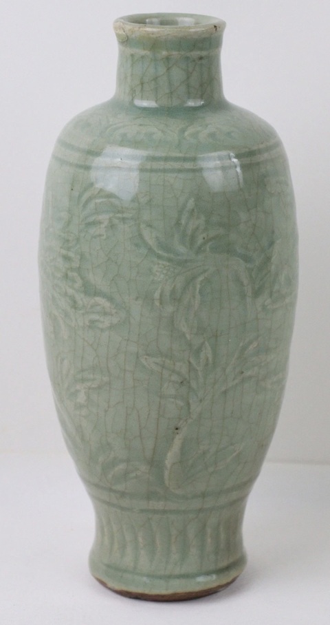 古玩陶瓷明代龍泉刻花卉紋花瓶真品鑒賞圖