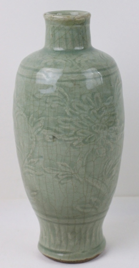 古玩陶瓷明代龍泉刻花卉紋花瓶真品鑒賞圖