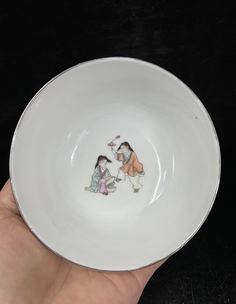 古玩陶瓷名家粉彩描金開窗人物和合二仙茶碗真品鑒賞圖