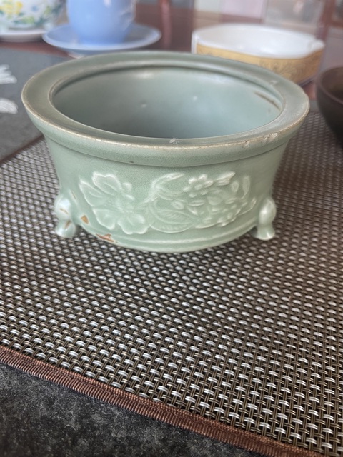 古玩陶瓷龍泉青瓷貼塑花卉紋三足爐真品鑒賞圖