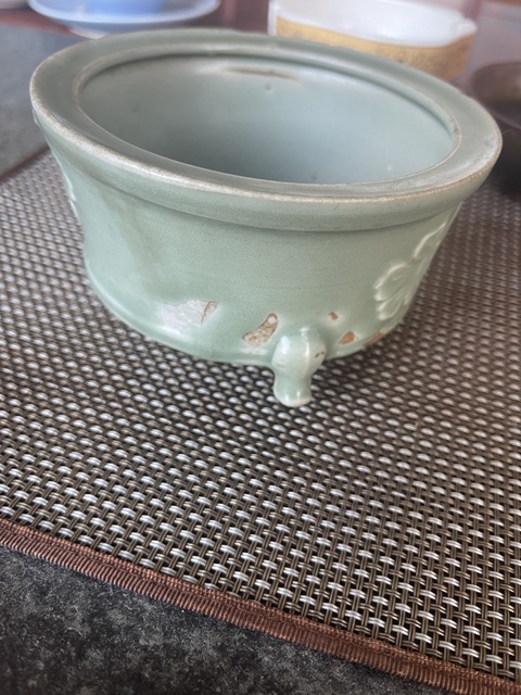 古玩陶瓷龍泉青瓷貼塑花卉紋三足爐真品鑒賞圖