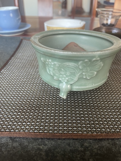 古玩陶瓷龍泉青瓷貼塑花卉紋三足爐真品鑒賞圖