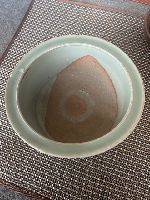 古玩陶瓷龍泉青瓷貼塑花卉紋三足爐真品鑒賞圖