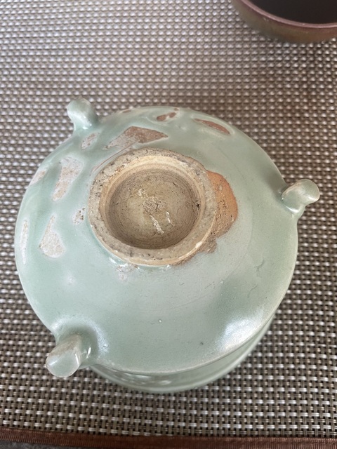 古玩陶瓷龍泉青瓷貼塑花卉紋三足爐真品鑒賞圖