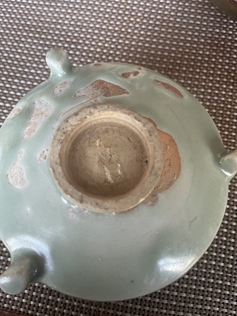 古玩陶瓷龍泉青瓷貼塑花卉紋三足爐真品鑒賞圖