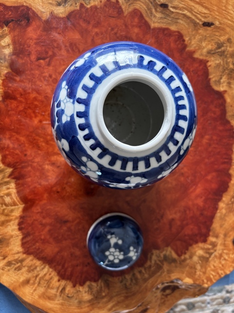 古玩陶瓷青花冰梅圖蓋罐真品鑒賞圖