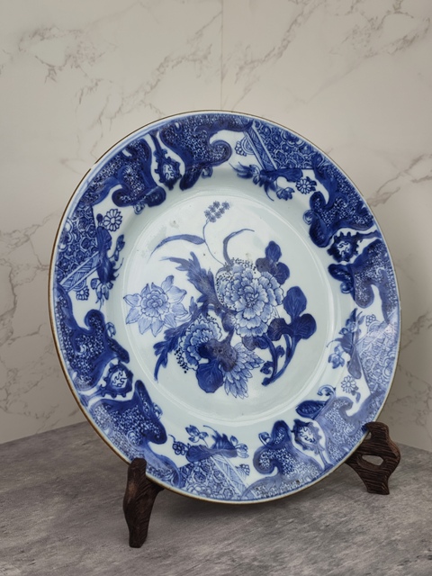 古玩陶瓷花卉紋青花盤真品鑒賞圖