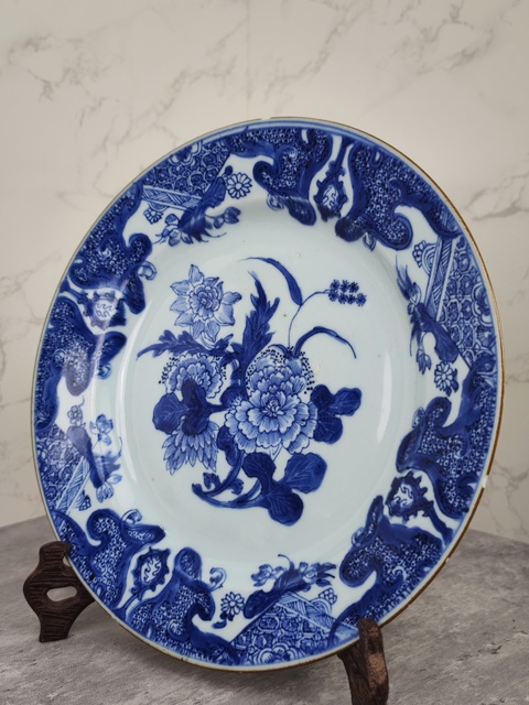 古玩陶瓷花卉紋青花盤真品鑒賞圖