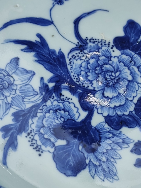 古玩陶瓷花卉紋青花盤真品鑒賞圖