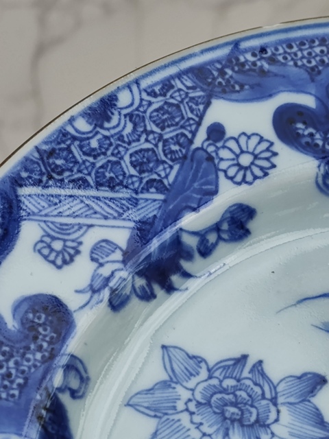 古玩陶瓷花卉紋青花盤真品鑒賞圖