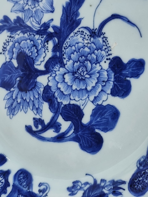 古玩陶瓷花卉紋青花盤真品鑒賞圖