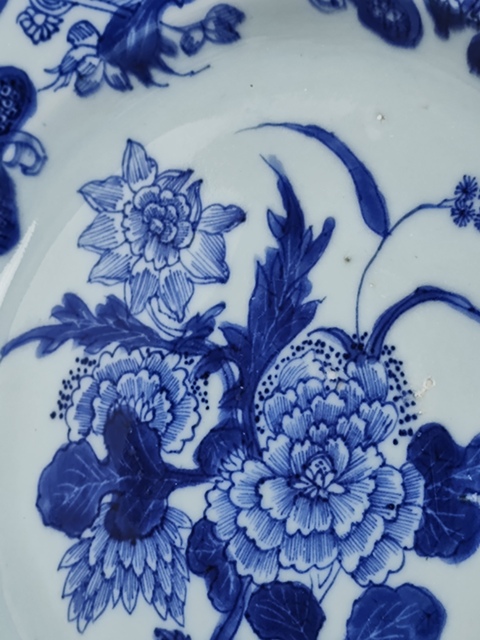 古玩陶瓷花卉紋青花盤真品鑒賞圖