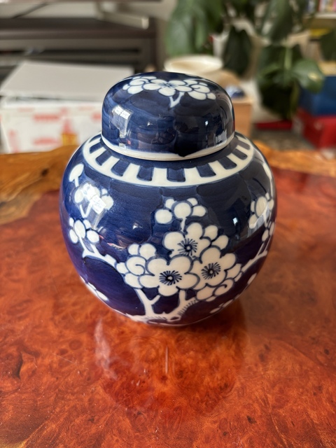 古玩陶瓷青花冰梅圖蓋罐真品鑒賞圖