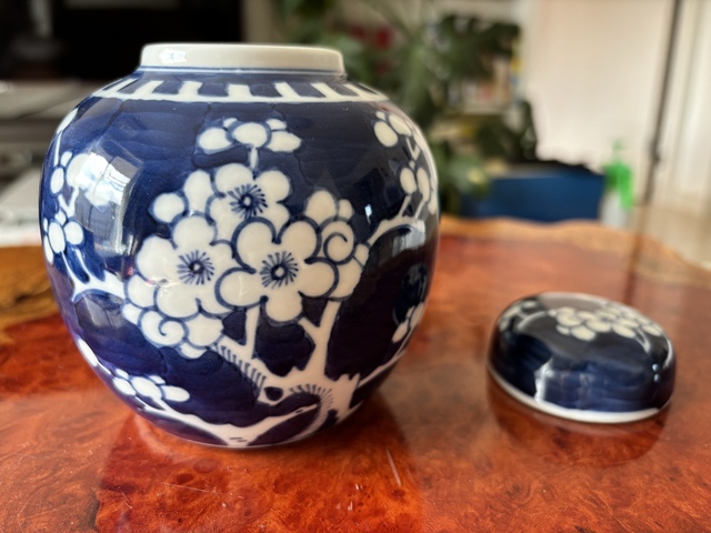 古玩陶瓷青花冰梅圖蓋罐真品鑒賞圖