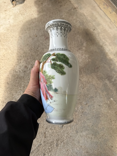 古玩陶瓷人物紋粉彩瓶真品鑒賞圖