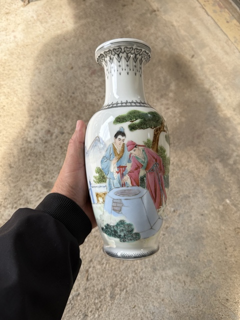 古玩陶瓷人物紋粉彩瓶真品鑒賞圖