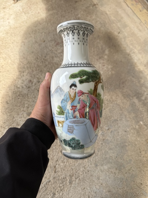 古玩陶瓷人物紋粉彩瓶真品鑒賞圖