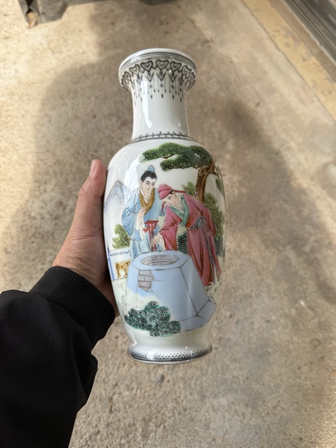 古玩陶瓷人物紋粉彩瓶真品鑒賞圖