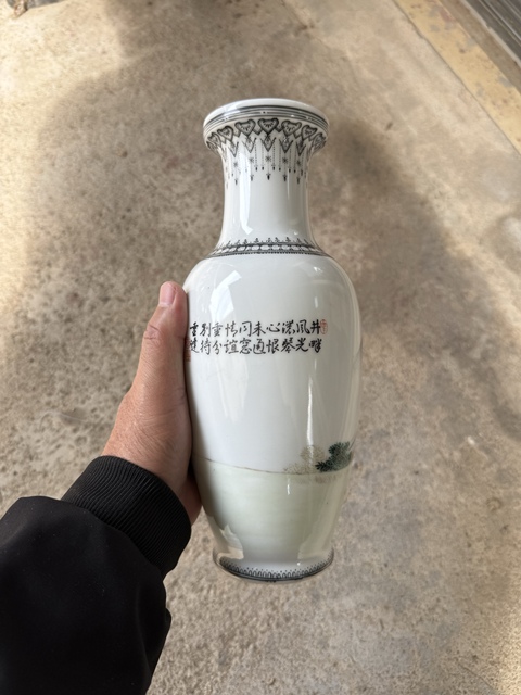 古玩陶瓷人物紋粉彩瓶真品鑒賞圖