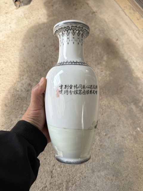 古玩陶瓷人物紋粉彩瓶真品鑒賞圖