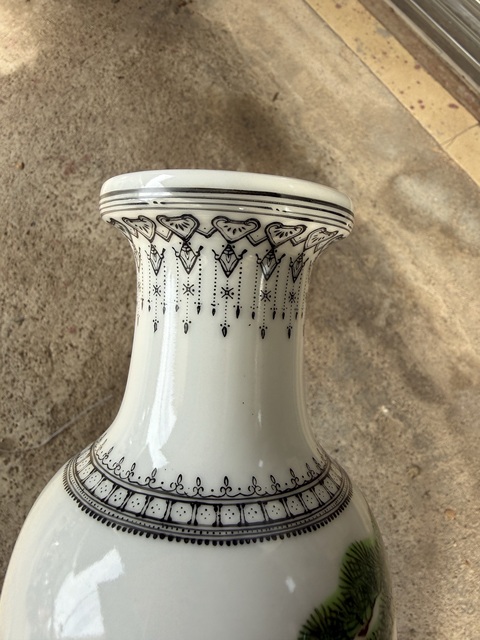 古玩陶瓷人物紋粉彩瓶真品鑒賞圖