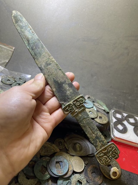 古玩銅器春秋·短劍真品鑒賞圖