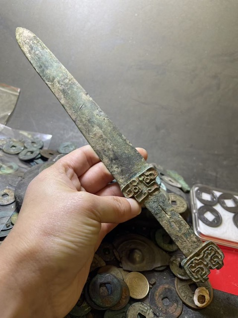 古玩銅器春秋·短劍真品鑒賞圖