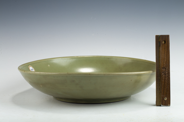 古玩陶瓷元末明初·龍泉青釉暗刻花卉紋大盤真品鑒賞圖