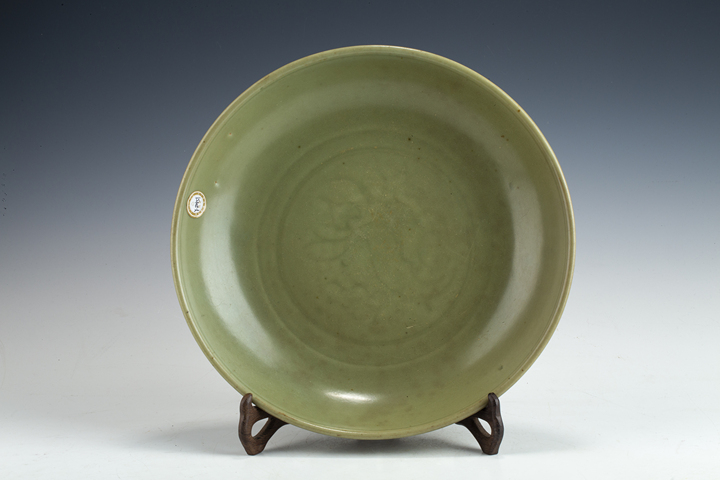 古玩陶瓷元末明初·龍泉青釉暗刻花卉紋大盤真品鑒賞圖