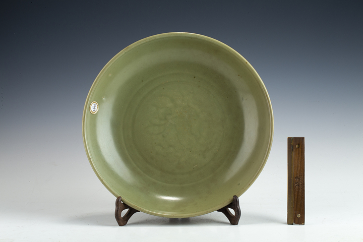 古玩陶瓷元末明初·龍泉青釉暗刻花卉紋大盤真品鑒賞圖