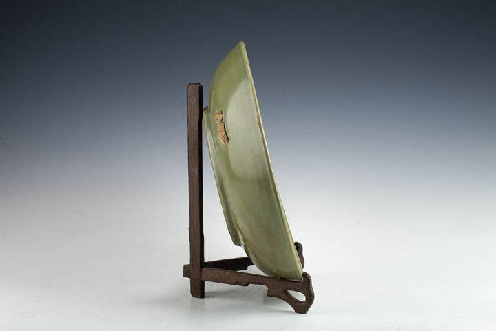 古玩陶瓷元末明初·龍泉青釉暗刻花卉紋大盤真品鑒賞圖