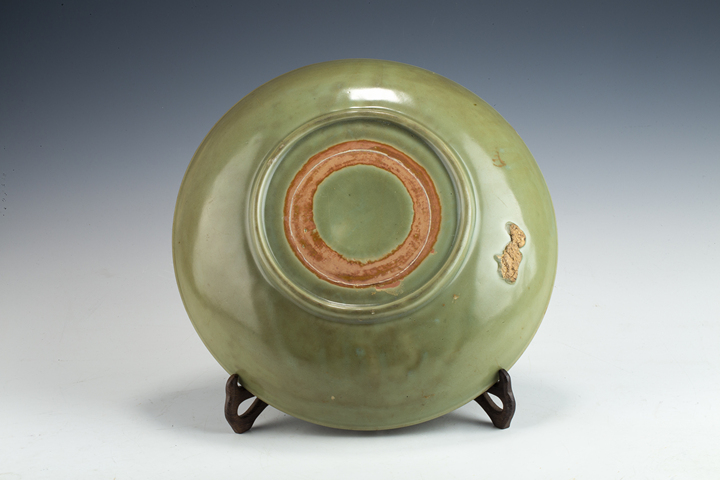 古玩陶瓷元末明初·龍泉青釉暗刻花卉紋大盤真品鑒賞圖