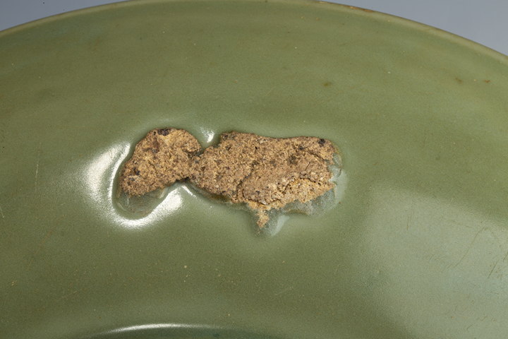 古玩陶瓷元末明初·龍泉青釉暗刻花卉紋大盤真品鑒賞圖