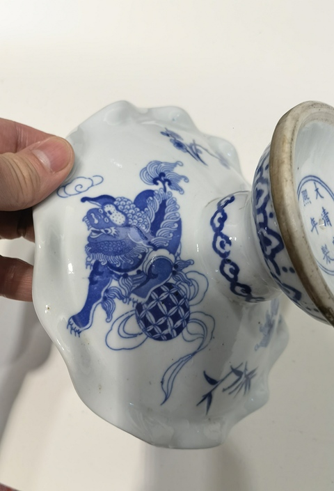 古玩陶瓷康熙款青花貼花獅子滾繡球紋高足花口碗真品鑒賞圖